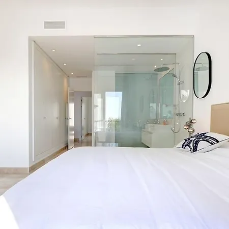 Luxury Family Penthouse, 7 Pools, Golf & Seaview דירה