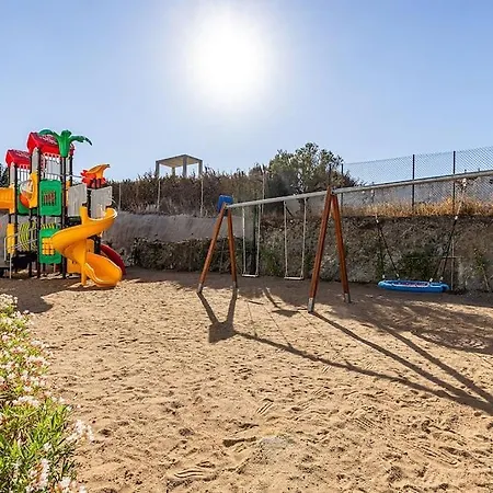 Luxury Family Penthouse, 7 Pools, Golf & Seaview דירה *