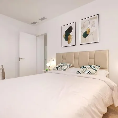 Luxury Family Penthouse, 7 Pools, Golf & Seaview דירה *