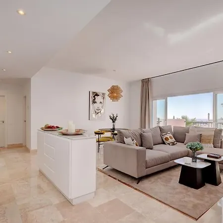 Luxury Family Penthouse, 7 Pools, Golf & Seaview דירה *