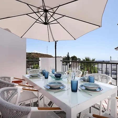 Luxury Family Penthouse, 7 Pools, Golf & Seaview דירה *