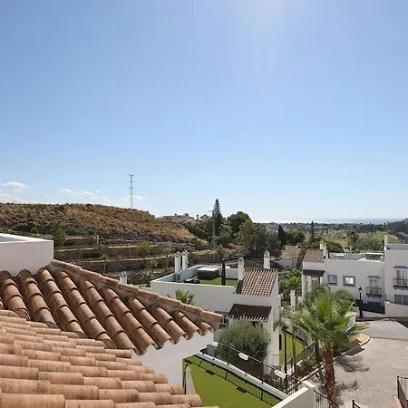 Luxury Family Penthouse, 7 Pools, Golf & Seaview דירה *